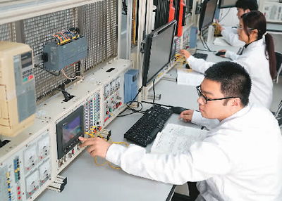 起重機(jī)變聰明了，?？藗愃闺姎庖I(lǐng)智能化變革