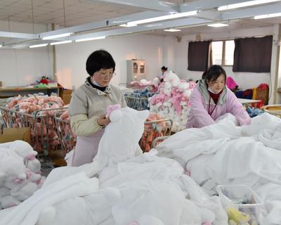 碭山 家門口的服裝廠織就“富民強(qiáng)鎮(zhèn)”新畫(huà)卷